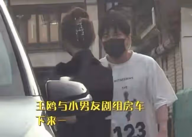 王鷗何九華戀情疑坐實!手機殼上刻對方名字,男方曾因人品差被罵
