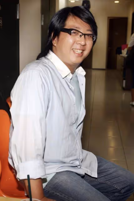 53歲知名音樂人成植物人!臥病在床僅能睜眼,姐姐悉心照顧盼奇蹟