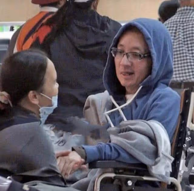 53歲知名音樂人成植物人!臥病在床僅能睜眼,姐姐悉心照顧盼奇蹟