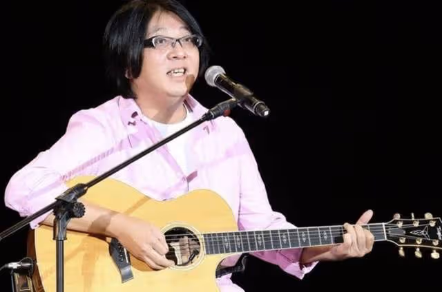 53歲知名音樂人成植物人!臥病在床僅能睜眼,姐姐悉心照顧盼奇蹟