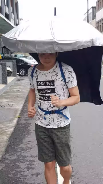 「背著哥哥闖天下」 勵志典範蔡佳麟8歲起「揹大11歲身障哥」被同學笑毫無怨言:哥哥是我進演藝圈的貴人
