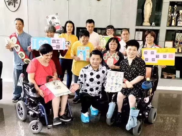 「背著哥哥闖天下」 勵志典範蔡佳麟8歲起「揹大11歲身障哥」被同學笑毫無怨言:哥哥是我進演藝圈的貴人