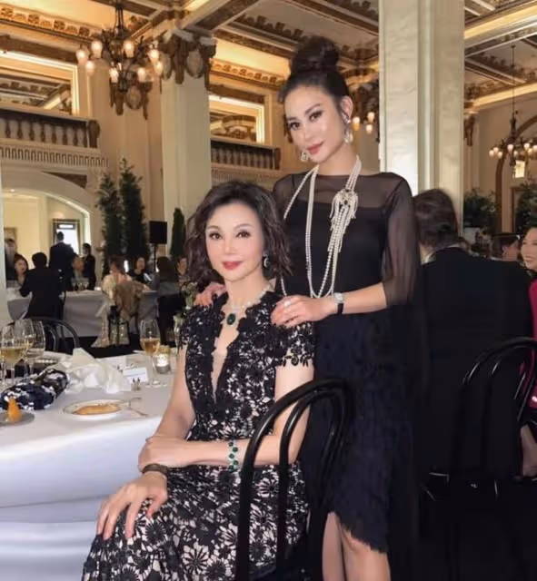 豪宅中大搞睡衣派對!65歲知名女星近況曝光,曾嫁入豪門連生5子