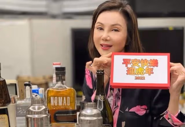 豪宅中大搞睡衣派對!65歲知名女星近況曝光,曾嫁入豪門連生5子