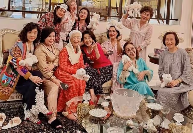 豪宅中大搞睡衣派對!65歲知名女星近況曝光,曾嫁入豪門連生5子