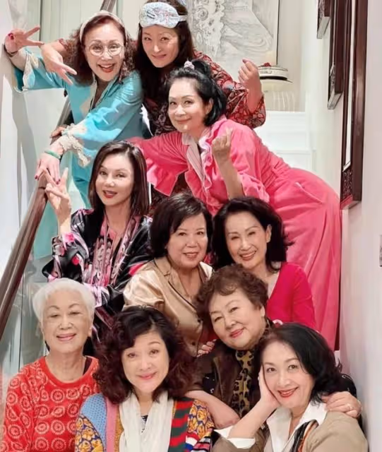 豪宅中大搞睡衣派對!65歲知名女星近況曝光,曾嫁入豪門連生5子