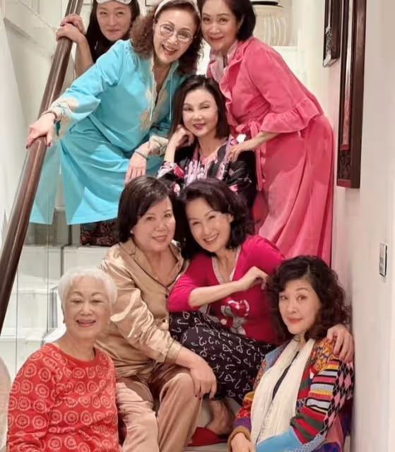 豪宅中大搞睡衣派對!65歲知名女星近況曝光,曾嫁入豪門連生5子