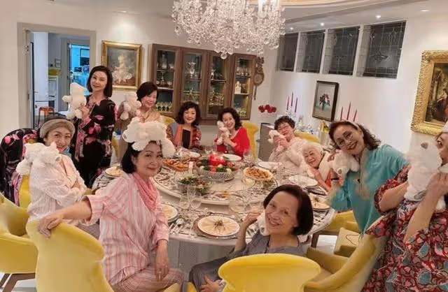 豪宅中大搞睡衣派對!65歲知名女星近況曝光,曾嫁入豪門連生5子