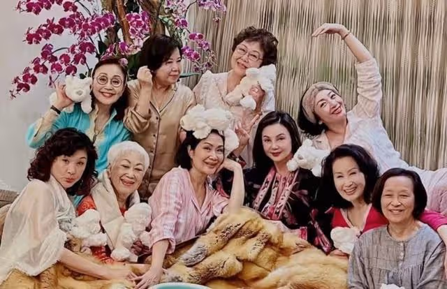 豪宅中大搞睡衣派對!65歲知名女星近況曝光,曾嫁入豪門連生5子