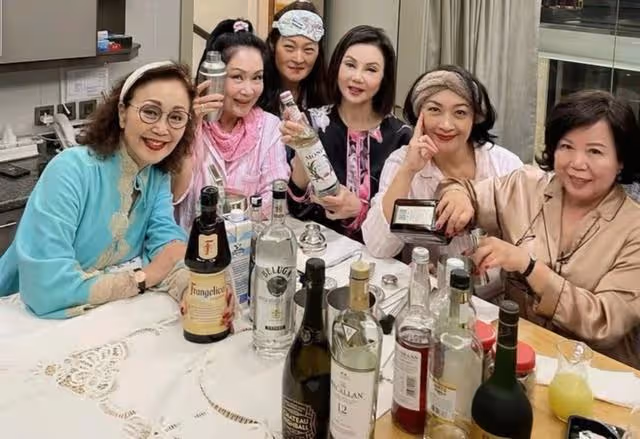 豪宅中大搞睡衣派對!65歲知名女星近況曝光,曾嫁入豪門連生5子
