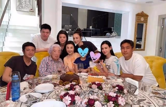 豪宅中大搞睡衣派對!65歲知名女星近況曝光,曾嫁入豪門連生5子