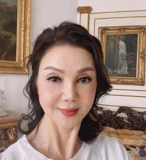 豪宅中大搞睡衣派對!65歲知名女星近況曝光,曾嫁入豪門連生5子