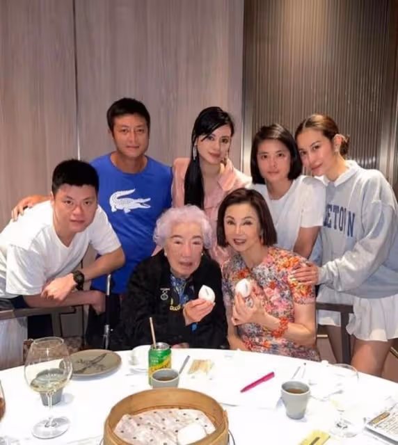 豪宅中大搞睡衣派對!65歲知名女星近況曝光,曾嫁入豪門連生5子