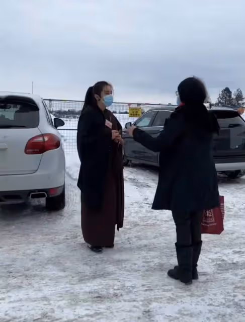 54歲王祖賢拜佛被偶遇,穿黑色僧衣駝背明顯,本人無視發福氣色佳