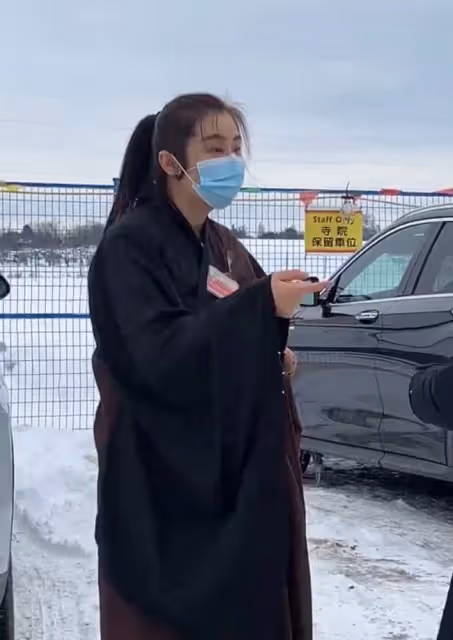 54歲王祖賢拜佛被偶遇,穿黑色僧衣駝背明顯,本人無視發福氣色佳