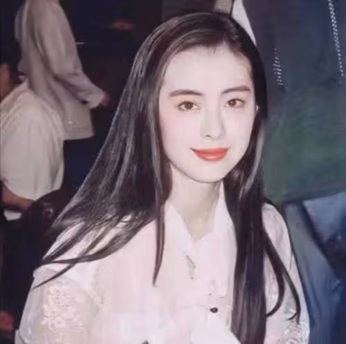 54歲王祖賢拜佛被偶遇,穿黑色僧衣駝背明顯,本人無視發福氣色佳