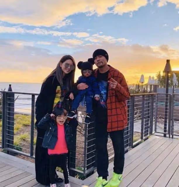 周杰倫曬全家福慶新年，6歲女兒長腿搶鏡，小兒子表情酷帥像爸爸