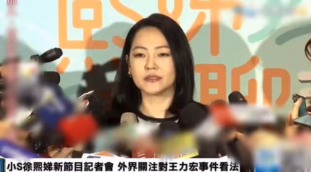 周杰倫曬全家福慶新年，6歲女兒長腿搶鏡，小兒子表情酷帥像爸爸