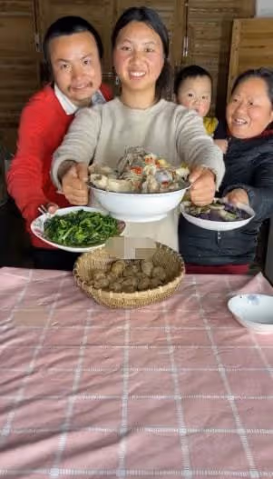 從農村夫婦到漲粉千萬，「牛愛芳的小春花」是怎麼走紅的？