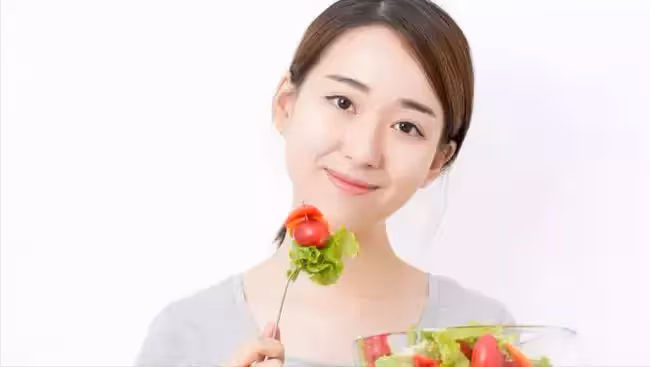 「我妹一家條件差,你每月給她8千生活費吧」妻:滾,我不是她媽