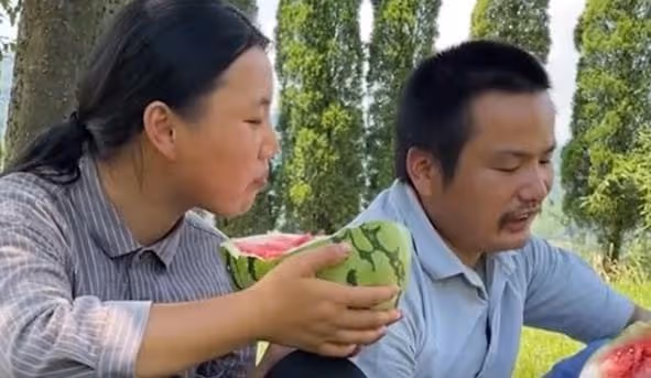 從農村夫婦到漲粉千萬，「牛愛芳的小春花」是怎麼走紅的？