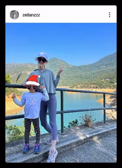 章澤天曬爬山照，穿緊身褲勒出纖細小鳥腿，和5歲女兒同框像姐妹