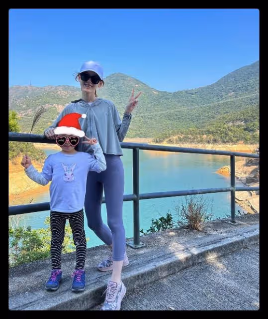 章澤天曬爬山照，穿緊身褲勒出纖細小鳥腿，和5歲女兒同框像姐妹