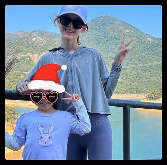 章澤天曬爬山照，穿緊身褲勒出纖細小鳥腿，和5歲女兒同框像姐妹
