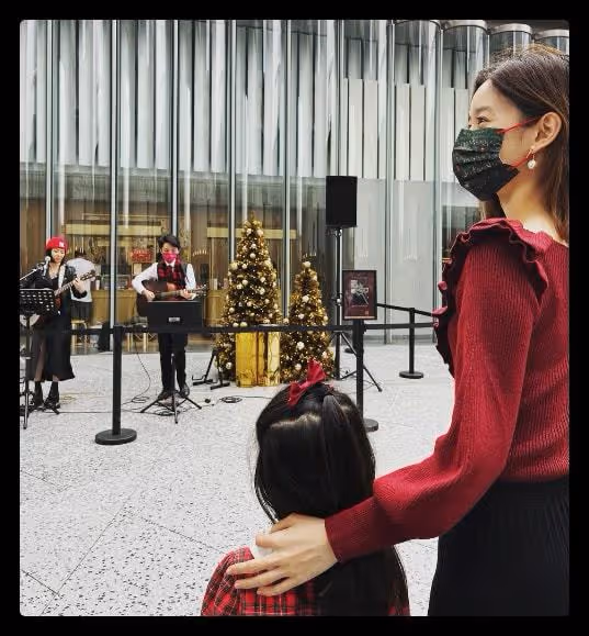 章澤天曬爬山照，穿緊身褲勒出纖細小鳥腿，和5歲女兒同框像姐妹