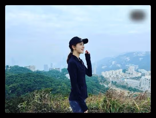 章澤天曬爬山照,穿緊身褲勒出纖細小鳥腿,和5歲女兒同框像姐妹