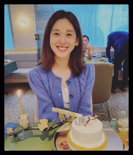 章澤天曬爬山照,穿緊身褲勒出纖細小鳥腿,和5歲女兒同框像姐妹