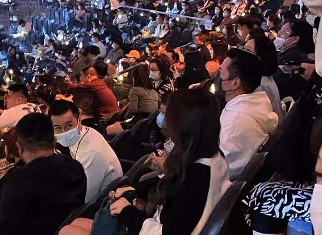安以軒夫婦看演唱會被拍，進出7人跟隨架子大，與向華強夫婦同行