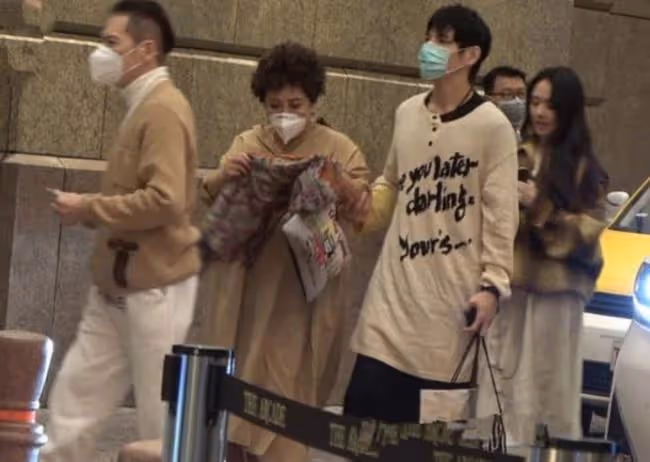 安以軒夫婦看演唱會被拍,進出7人跟隨架子大,與向華強夫婦同行