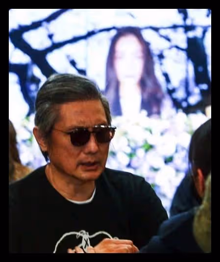 悲痛！包小柏送別愛女，親手為其布置靈堂，滿頭白髮難掩滄桑