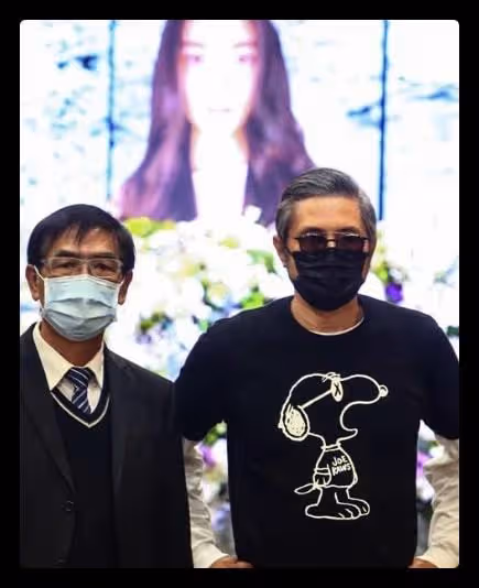 悲痛！包小柏送別愛女，親手為其布置靈堂，滿頭白髮難掩滄桑