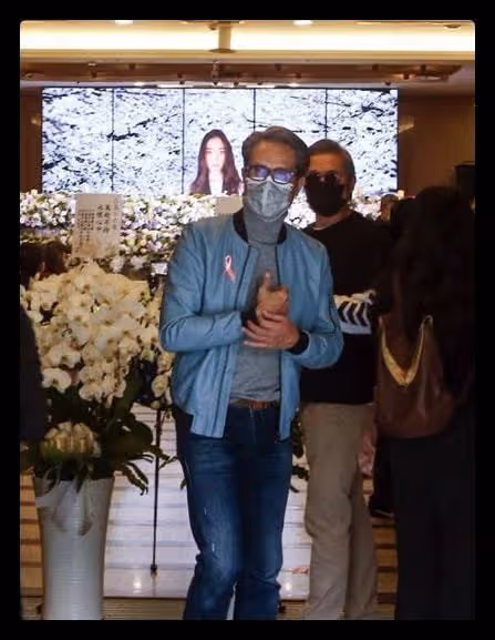 悲痛！包小柏送別愛女，親手為其布置靈堂，滿頭白髮難掩滄桑