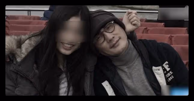 悲痛！包小柏送別愛女，親手為其布置靈堂，滿頭白髮難掩滄桑