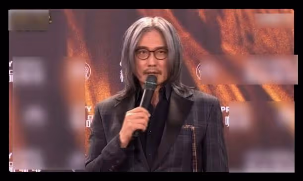 悲痛!包小柏送別愛女,親手為其布置靈堂,滿頭白髮難掩滄桑
