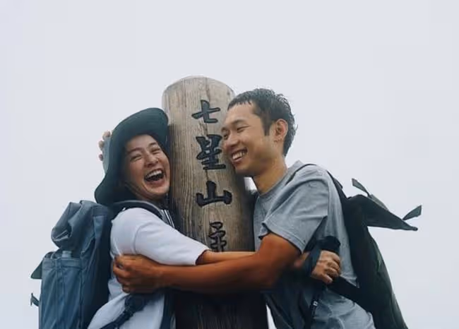 37歲女星宣布分手！與小7歲外國男友因文化差異，結束2年半情