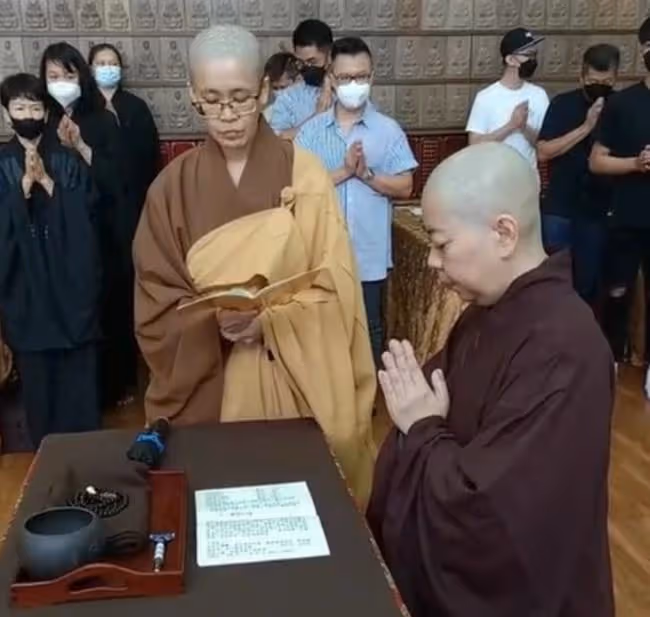 55歲女星剃度出家!在一眾好友見證下削髮為尼,老公拒絕發表意見