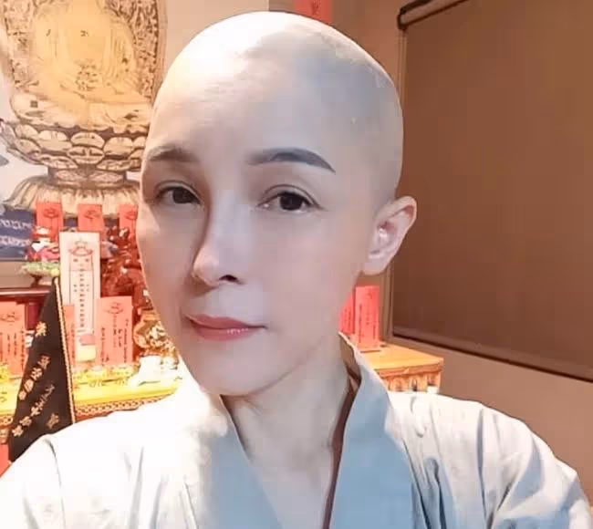 55歲女星剃度出家!在一眾好友見證下削髮為尼,老公拒絕發表意見