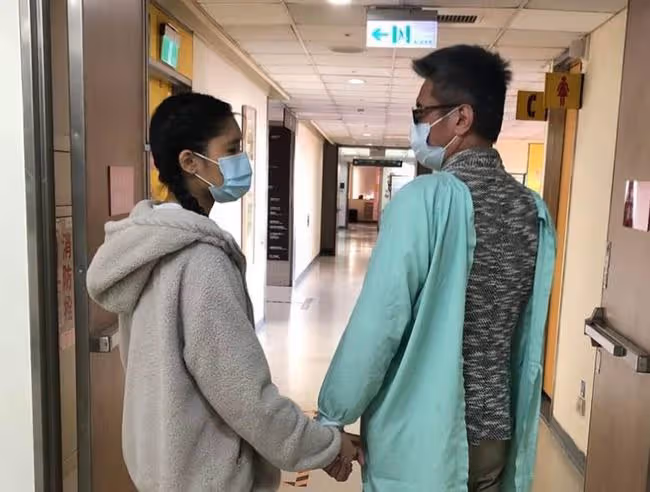 包小柏為22歲女兒設靈！強忍悲痛親自布置靈堂，頭髮花白神情哀傷
