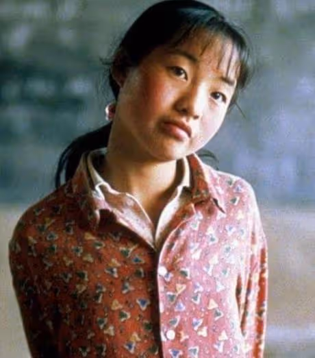 13歲喂豬，一夜爆紅後被張藝謀勸退娛樂圈，36歲的魏敏芝如何了？