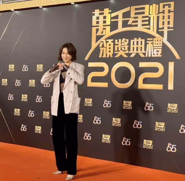 TVB頒獎典禮紅毯上群星爭艷,鍾嘉欣西裝亮相,林夏薇曬性感