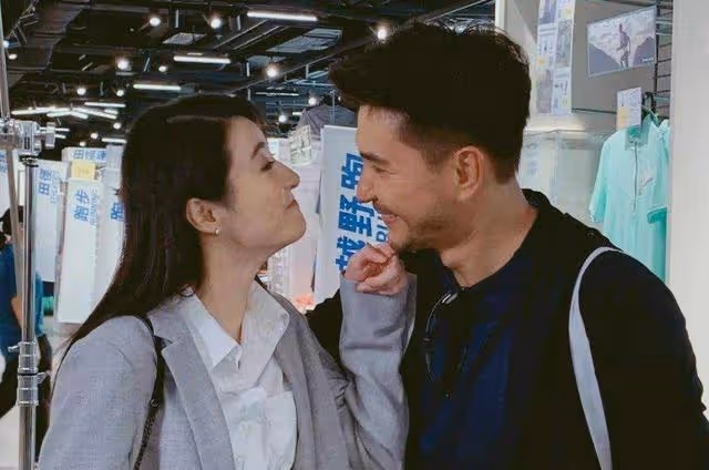TVB頒獎典禮紅毯上群星爭艷,鍾嘉欣西裝亮相,林夏薇曬性感