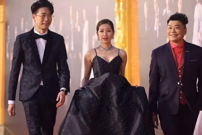TVB頒獎紅毯:陳自瑤秀美背,黃智雯顯高貴,鍾嘉欣穿漁網衫壓軸