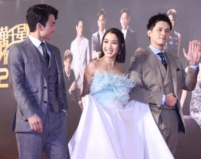 TVB頒獎紅毯:陳自瑤秀美背,黃智雯顯高貴,鍾嘉欣穿漁網衫壓軸