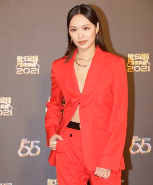 TVB頒獎紅毯:陳自瑤秀美背,黃智雯顯高貴,鍾嘉欣穿漁網衫壓軸