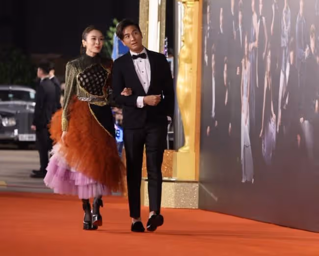 TVB頒獎紅毯:陳自瑤秀美背,黃智雯顯高貴,鍾嘉欣穿漁網衫壓軸