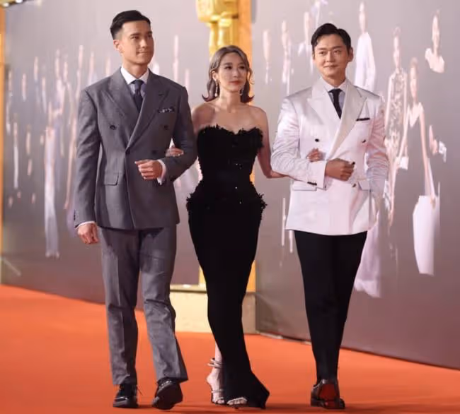 TVB頒獎紅毯:陳自瑤秀美背,黃智雯顯高貴,鍾嘉欣穿漁網衫壓軸